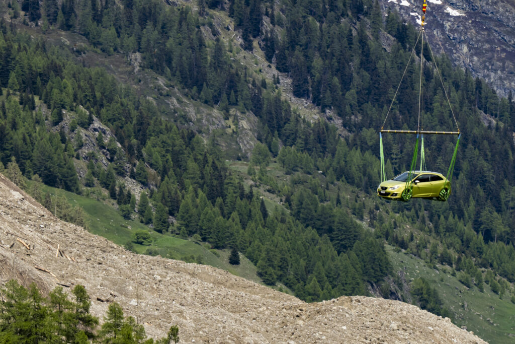 Rescue being done by ait lifting assets before the Glacier collapse
